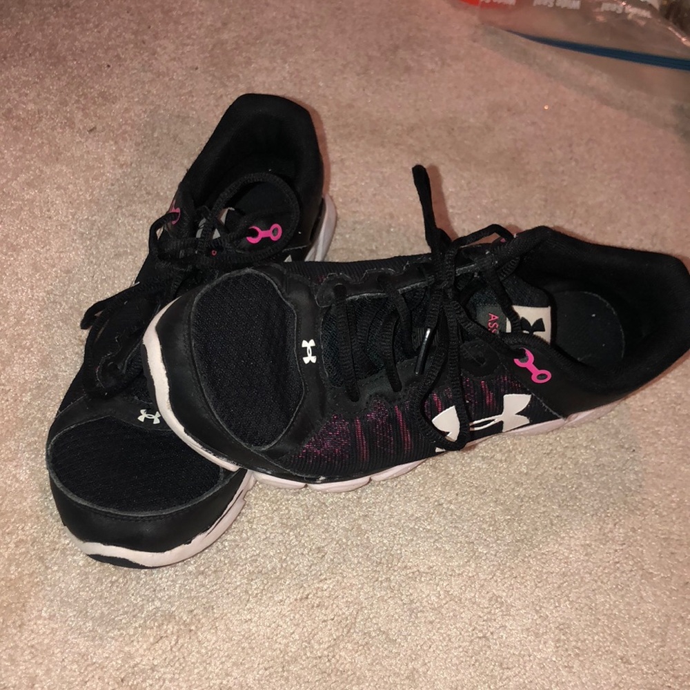 black tennis shoes